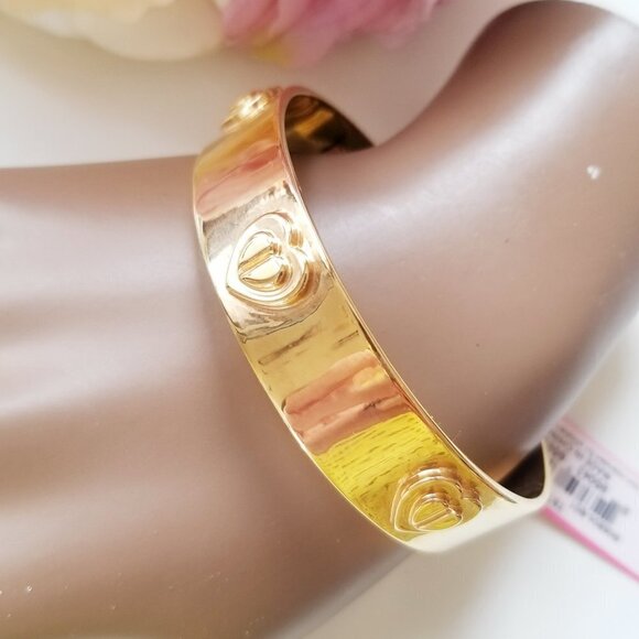 NWT Betsey Johnson Status Collection Gold 3D Heart Retro Mod Bangle Bracelet - Picture 3 of 5